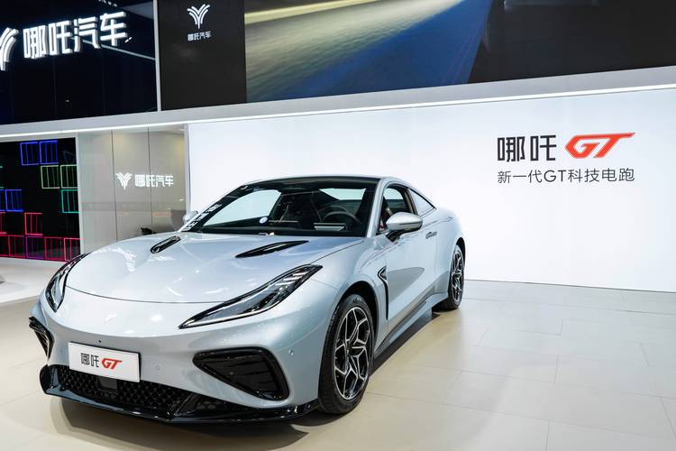 广州178哪吒汽车在智能汽车领域的表现，领途汽车在新能源汽车市场中的影响力